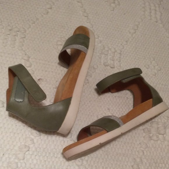 Adorable 🥰 camp green leather sandals. Velcro at ankle. Worn twice - Picture 4 of 6